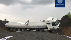 В Харьковской области из-за плохой погоды фура вылетела в кювет (фото)