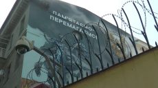 Біля консульства Росії у Харкові завершують мурал із драконом, козаком і гербом контррозвідки (відео)