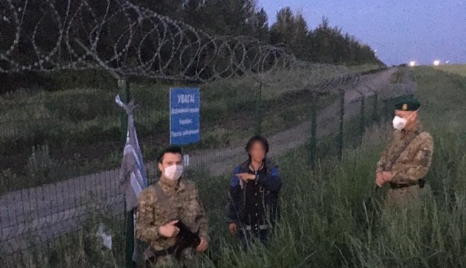Гражданка России пыталась перелезть через забор на границе с Украиной (фото)