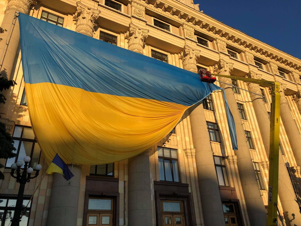 На здании Харьковского облсовета повесили флаг Украины (фото)