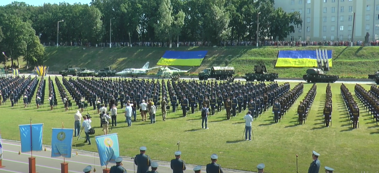 У масках та без батьків: особливий випускний у Харківському університеті Повітряних Сил (відео)