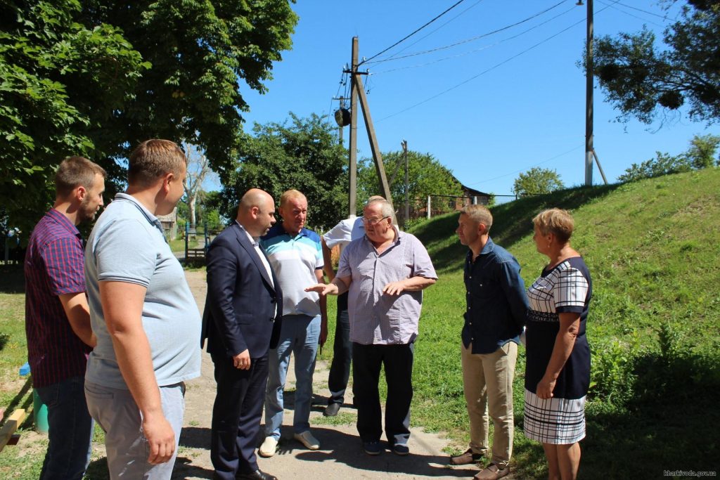 Заместитель председателя ХОГА проверил ход ремонта школы в Краснокутском районе (фото)
