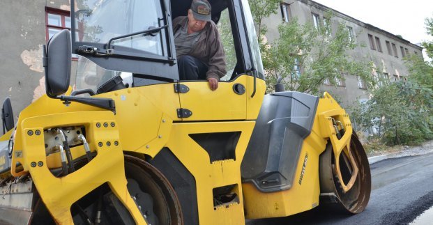 Дорожники ремонтируют главную магистраль Большой Даниловки
