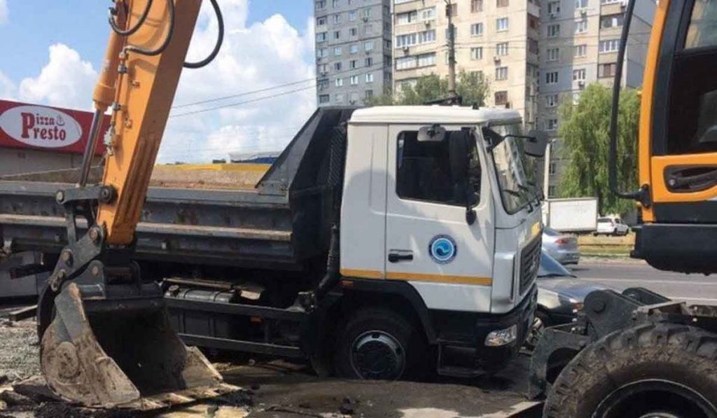 В Харькове грузовик провалился в асфальт