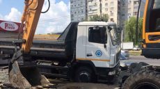 В Харькове грузовик провалился в асфальт