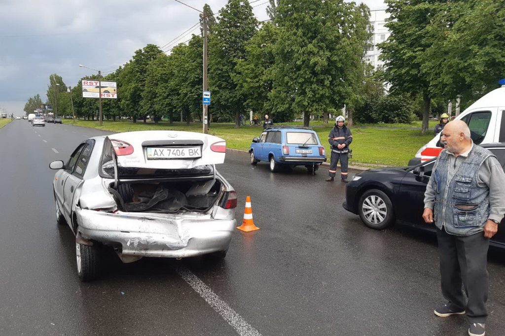 В Харькове спасатели деблокировали водителя из автомобиля (фото)