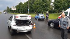 В Харькове спасатели деблокировали водителя из автомобиля (фото)