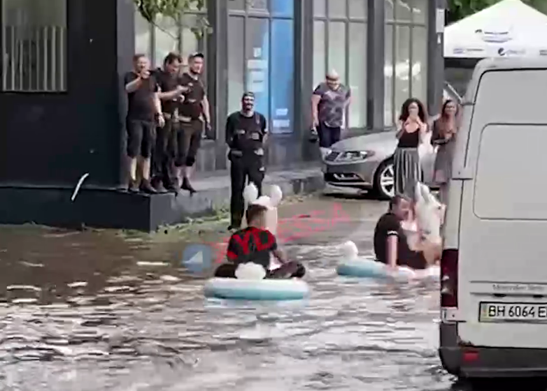Одессу затопило ливнем, автомобили «переплывают» улицы (видео)