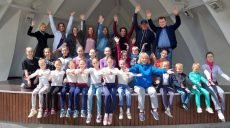 Вместо традиционного детского концерта в ХНАТОБе прошел танцевальный флешмоб