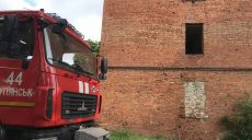 Спасатели потушили пожар в заброшенном доме (фото)