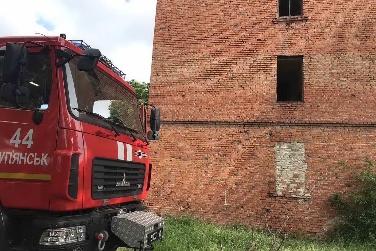 Спасатели потушили пожар в заброшенном доме (фото)
