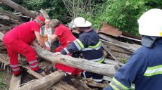 Двоих мужчин завалило обломками дома на Харьковщине (фото)