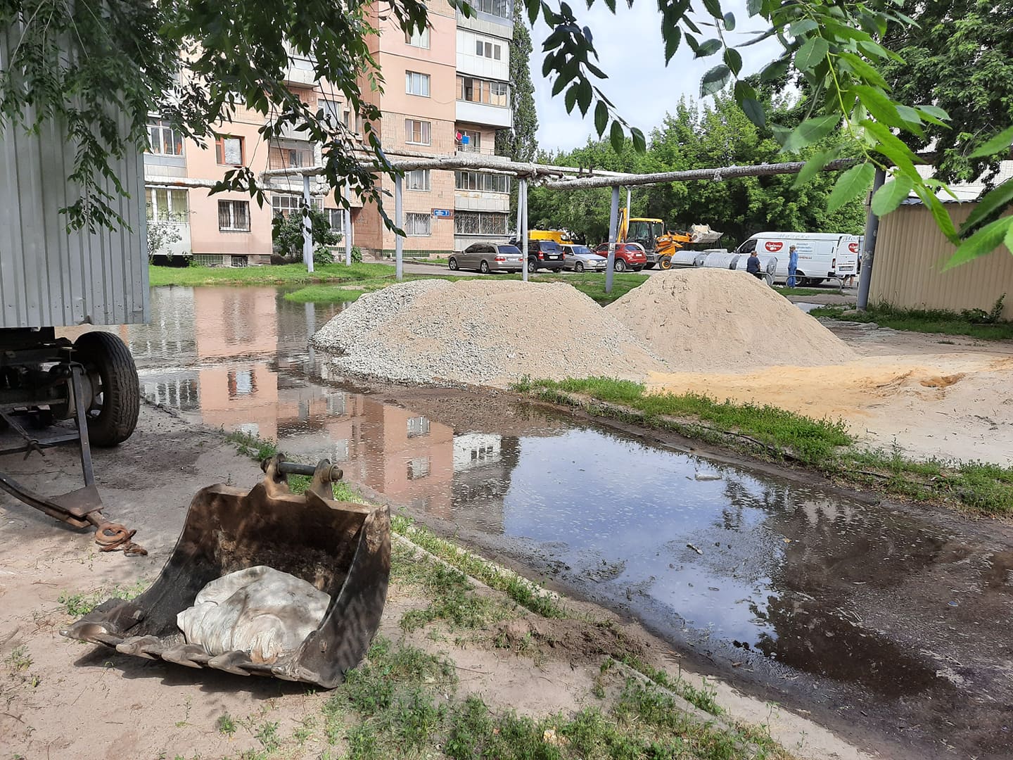 В Харькове в результате прорыва канализации затопило улицу (видео, фото)
