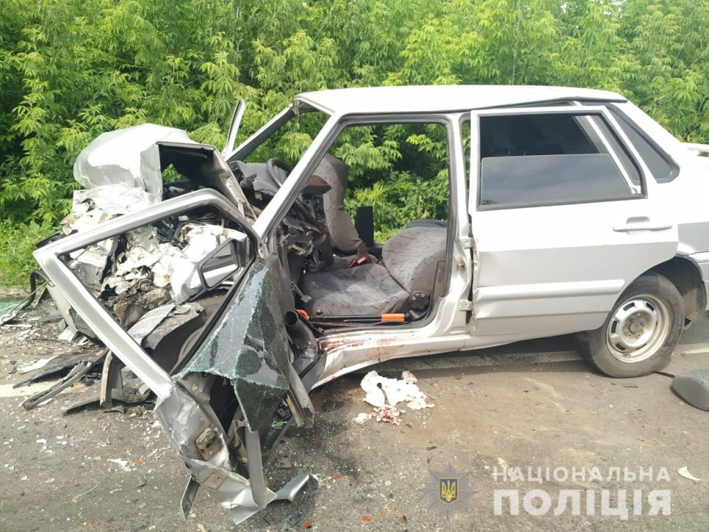 Трое человек пострадали в результате столкновения легковушек на Харьковщине (фото)
