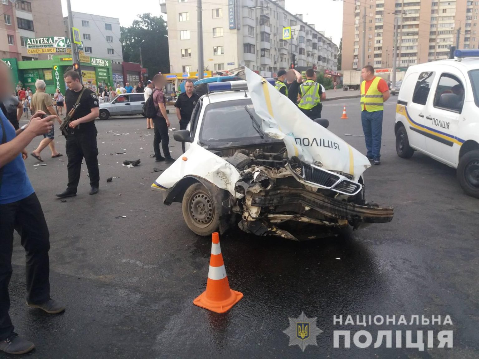 В Харькове устанавливают обстоятельства аварии с участием автомобиля полицейской охраны (фото)