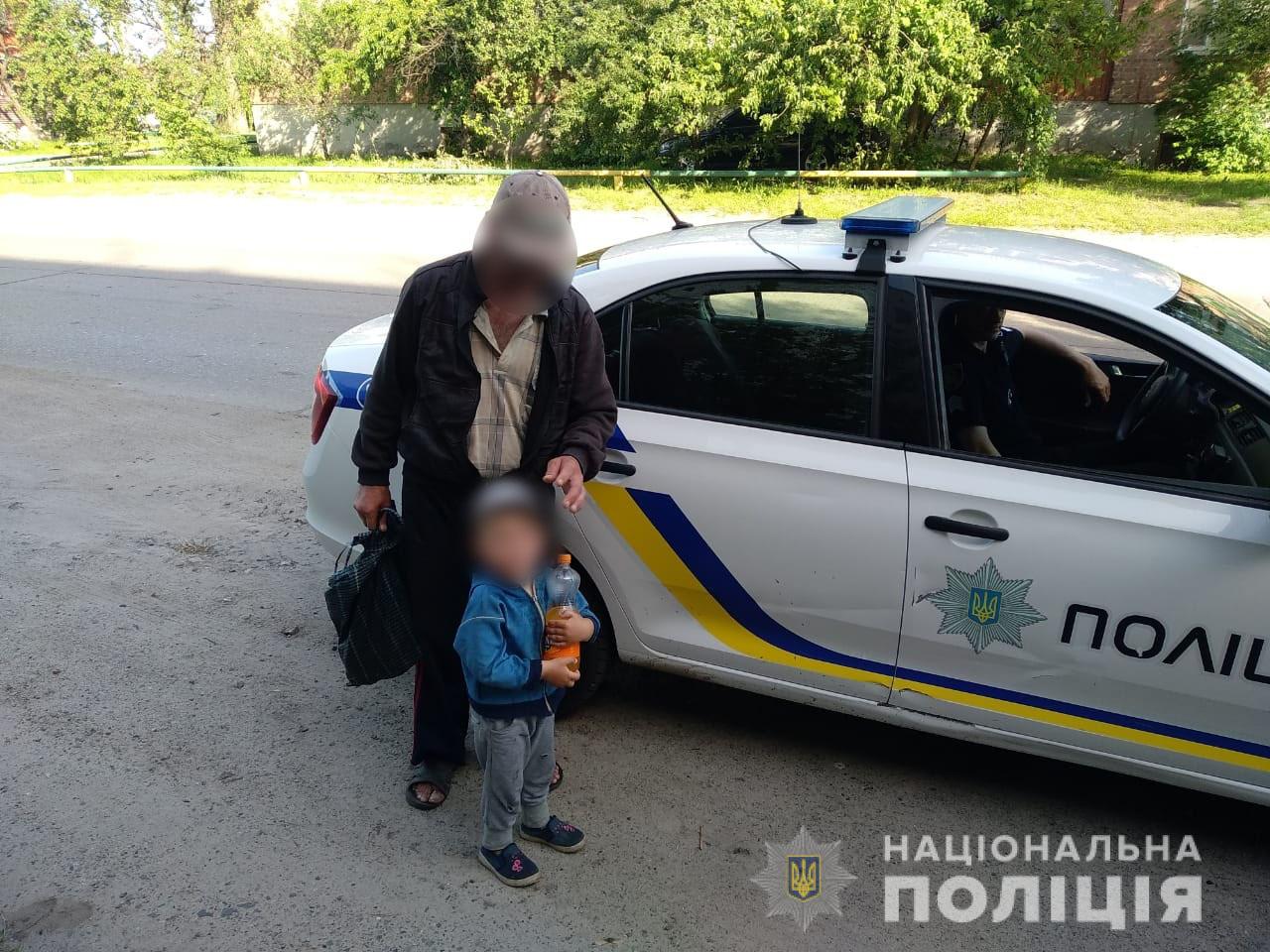 Полиция разыскала трехлетнего мальчика, который потерялся в лесу