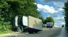 На Харьковщине перевернулась машина с мороженным