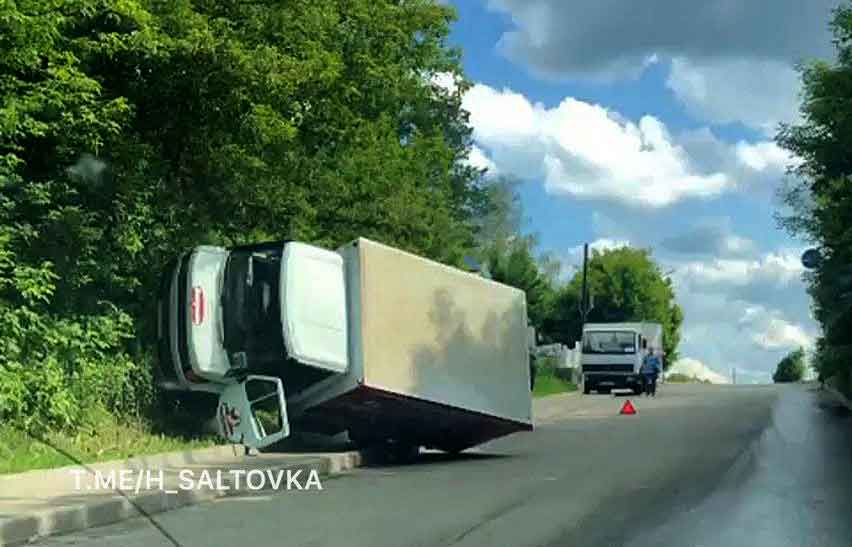 На Харьковщине перевернулась машина с мороженным