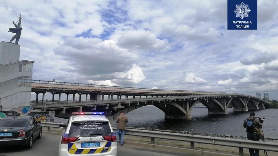 В Киеве задержали мужчину, который угрожал взорвать мост Метро (видео)