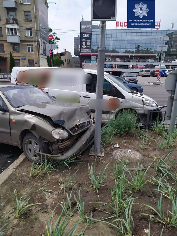 На Клочковской Peugeot столкнулся с Daewoo (фото)