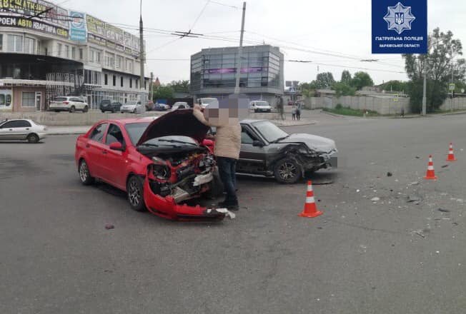 В Харькове столкнулись Chevrolet и ВАЗ 2114, оба водителя госпитализированы (фото)