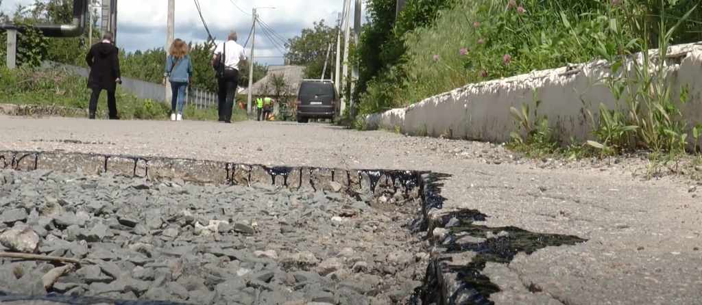 Нічиї внутрішньоквартальні дороги на Салтівці: люди латають ями власним коштом
