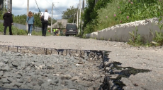 Нічиї внутрішньоквартальні дороги на Салтівці: люди латають ями власним коштом