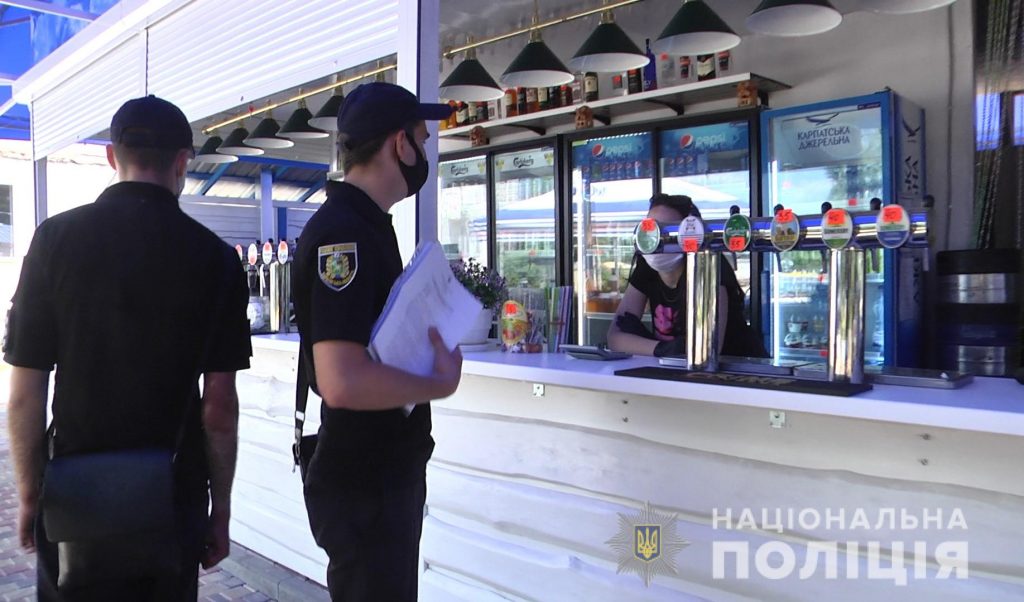 Полиция проводит рейды на рынках, в кафе и местах отдыха в Харькове (фото)