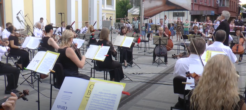 Класика у центрі Харкова: оркестранти філармонії вперше за чотири місяці зустрілися зі слухачем (відео)
