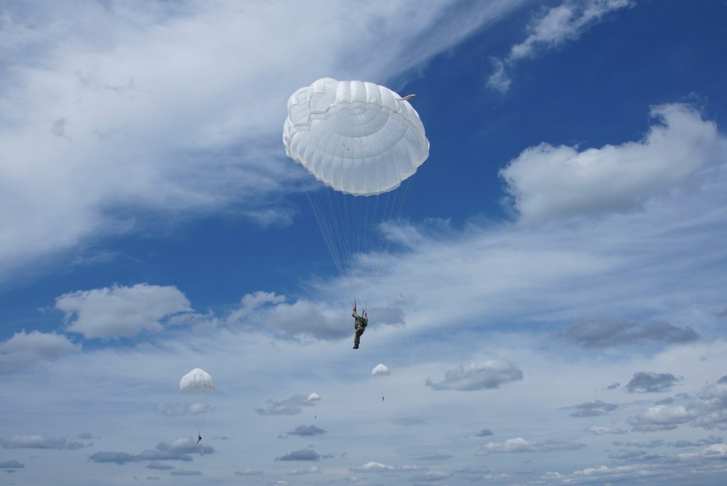 Летчики-первокурсники выполнили свой первый прыжок с парашютом