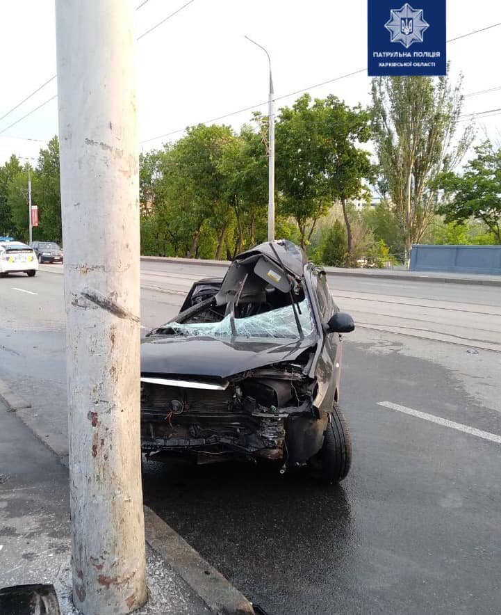 На Московском проспекте Hyundai въехал в столб (фото)