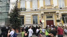 Біля Харківського апеляційного суду — сутички (відео)
