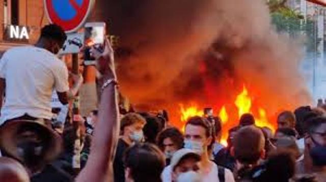 Франция протестует против полицейского произвола