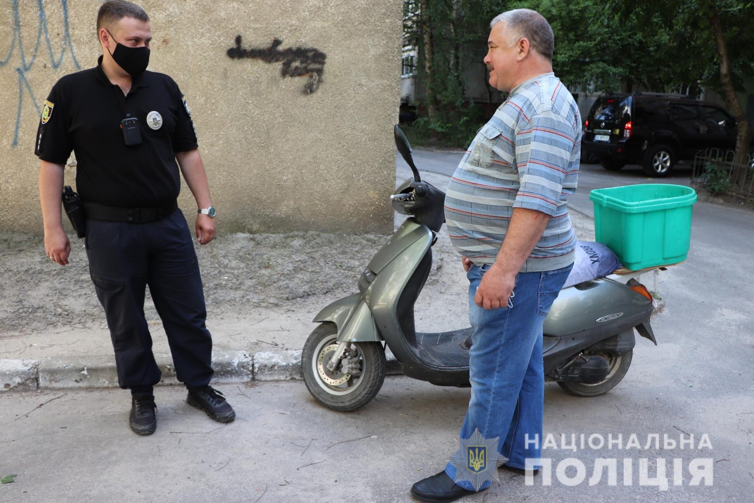 У электромонтера угнали скутер, пока он чинил проводку