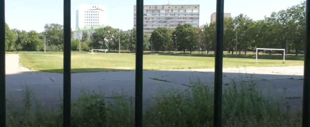 Харків’яни вимагають доступу до зачиненого стадіону (відео)