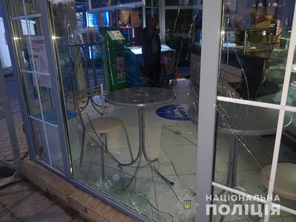 Харьковские полицейские нашли подростка, который ограбил магазин выпечки (фото)