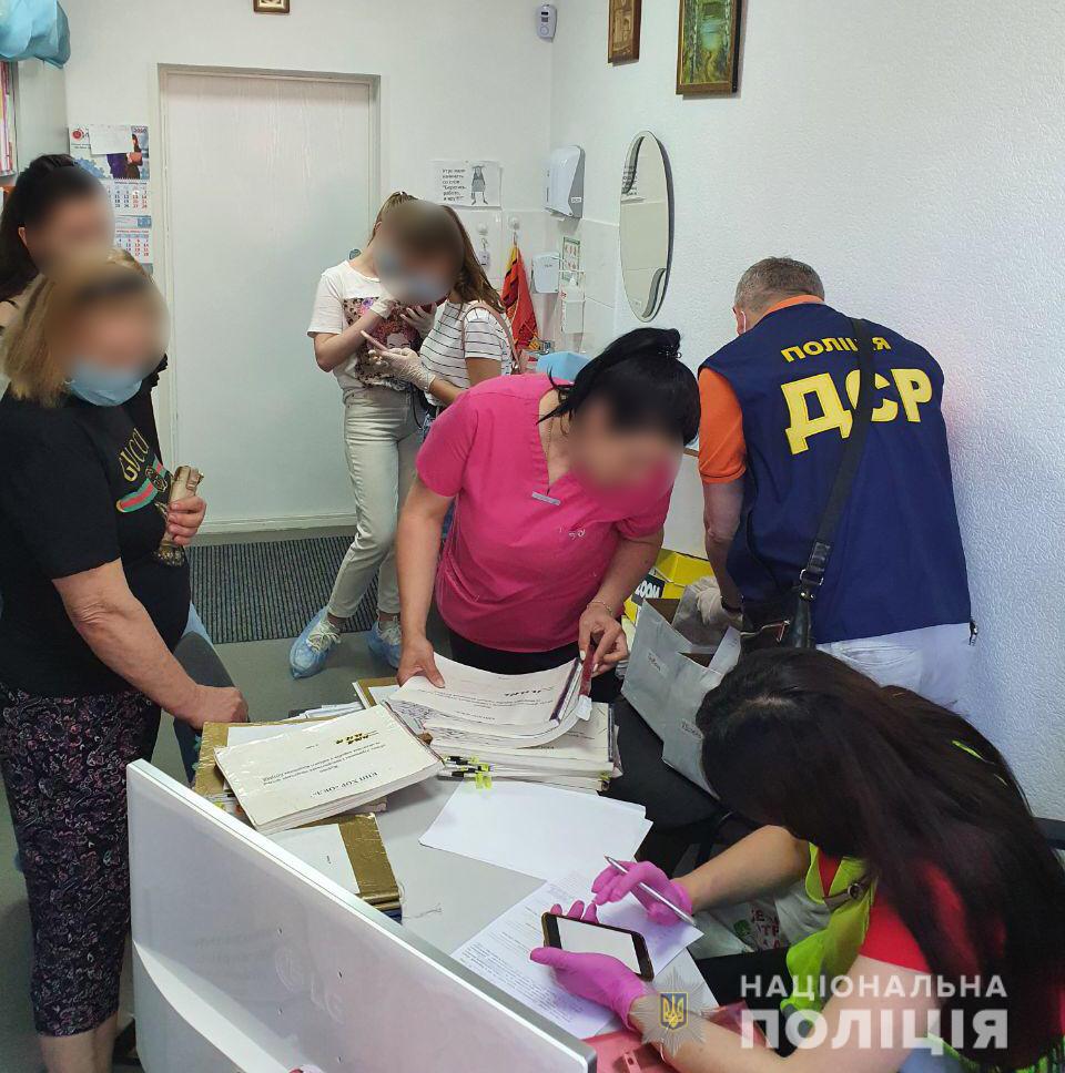 В Харькове проводят обыски в больницах и аптеках (фото)