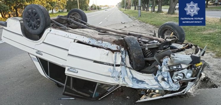 На улице Леся Сердюка водитель ВАЗа врезался в столб (фото)
