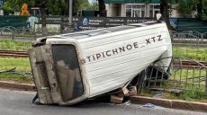 В Харькове в районе Московского проспекта перевернулся микроавтобус (фото)