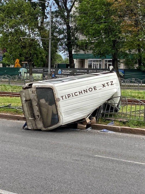 В Харькове в районе Московского проспекта перевернулся микроавтобус (фото)