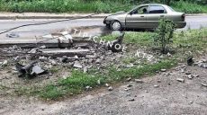 В Харькове в районе ХТЗ автомобиль снес столб (видео, фото)