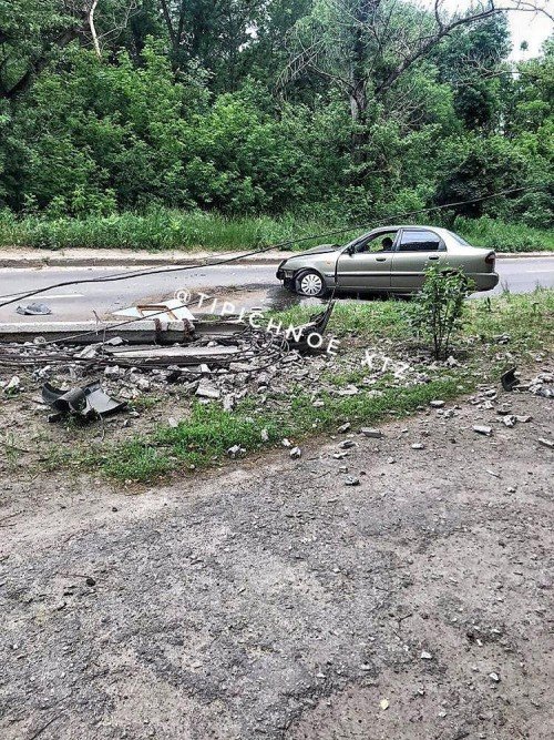 В Харькове в районе ХТЗ автомобиль снес столб (видео, фото)