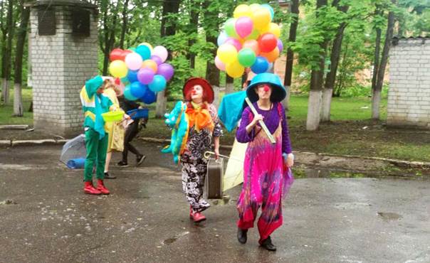Харківські лікарняні клоуни почали відвідування дитячих медичних закладів (фото)
