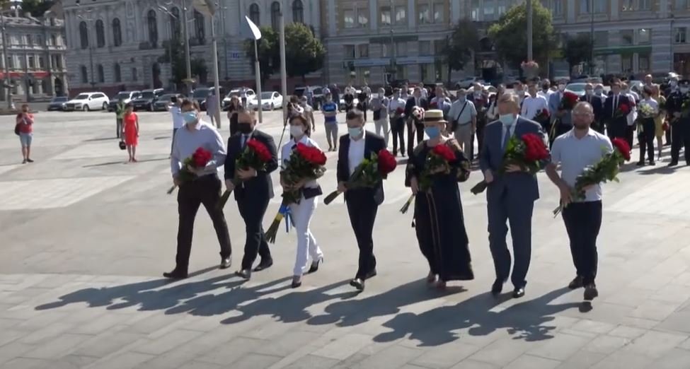 День Конституції у Харкові відзначили біля монумента Незалежності (відео)