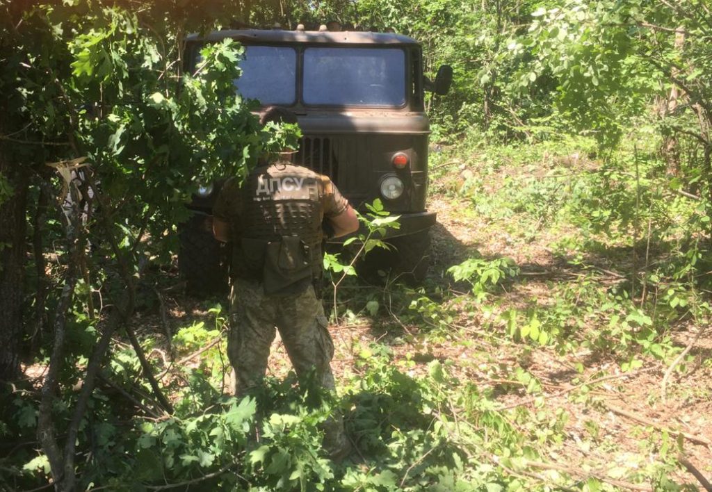 Харьковские пограничники нашли в лесу грузовик без номеров груженный древесиной (фото)