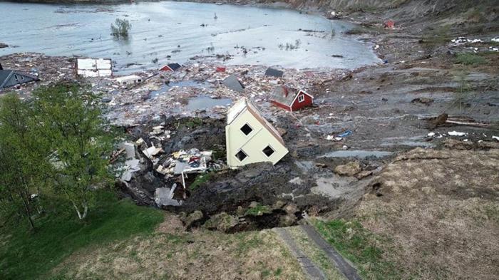 В Норвегии 8 домов сползли в море (видео, фото)