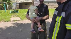 В Харькове спасатели вытащили ребенка запертого в машине (фото)