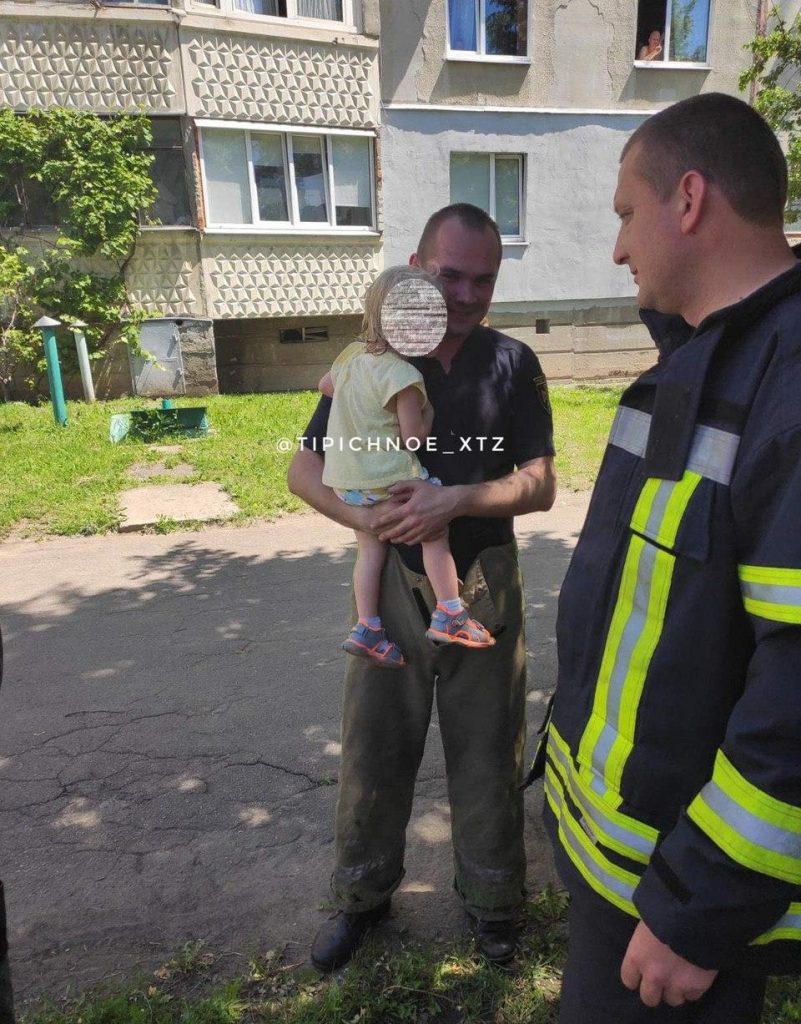 В Харькове спасатели вытащили ребенка запертого в машине (фото)