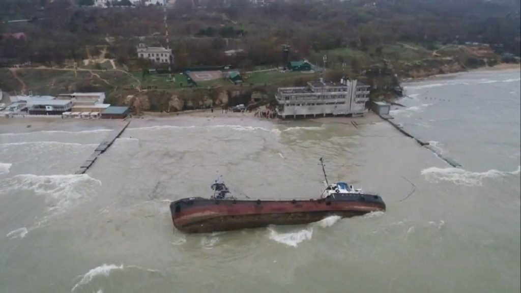 Из затонувшего в прошлом году под Одессой танкера снова выливается топливо (фото)