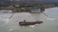 Из затонувшего в прошлом году под Одессой танкера снова выливается топливо (фото)